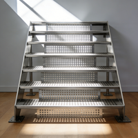Marches d'escalier en métal perforé modernes, très demandées, en acier inoxydable, anti-rouille, personnalisables pour villas et hôtels