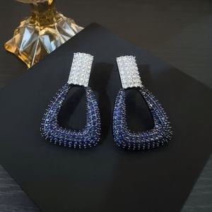 Pendientes Largos Cuadrados de Cobre con Circonita, Estilo Europeo Americano, Lujo Ligero, Geométricos, Vintage, Exagerados, Elegantes, con Personalidad - Product Image 4