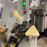 Équipement d'emballage triangulaire de bonbons en feuille d'aluminium, haute efficacité, entièrement automatisé, conçu sur mesure
