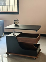 Un nouveau type de table basse de plafond réglable en hauteur carrée moderne avec roues pour le stockage