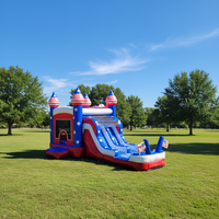 Château gonflable géant sur le thème du drapeau américain avec toboggan aquatique et piscine