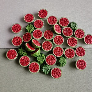 100 Pezzi Realistiche Figurine di Anguria 16MM, Mini Ornamenti 3D a Forma di Anguria, Accessori per Decorazione Giardino Fatato Fai-da-Te - Product Image 2