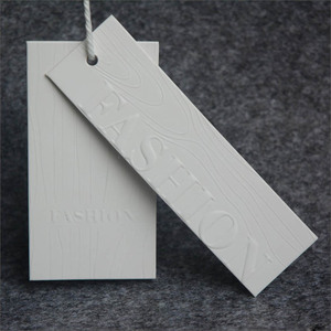 Étiquettes suspendues personnalisées en papier recyclé, gaufrées, gravées avec logo imprimé - Product Image 2