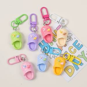 CHENXI Llaveros de dibujos animados 3D con forma de zapatilla, mini colgantes de resina, accesorios para bolsos para niñas - Product Image 2