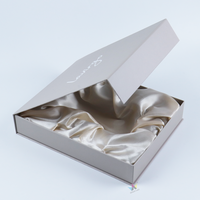 Boîtes d'emballage personnalisées pour foulards en soie, fournisseur d'or, emballage cadeau de luxe, boîte à foulards en satin de soie à marque privée pour foulards féminins