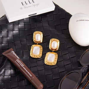 Pendientes colgantes geométricos cuadrados de resina martillada con perlas para mujer, uso diario, engaste de bisel de acero inoxidable - Product Image 4