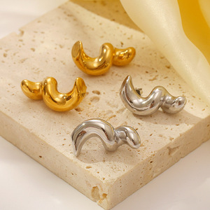 Boucles d'oreilles irrégulières personnalisées Bijoux Géométrie Elégant Hypoallergénique Boucles d'oreilles torsadées en acier inoxydable plaqué or pour femmes - Product Image 1