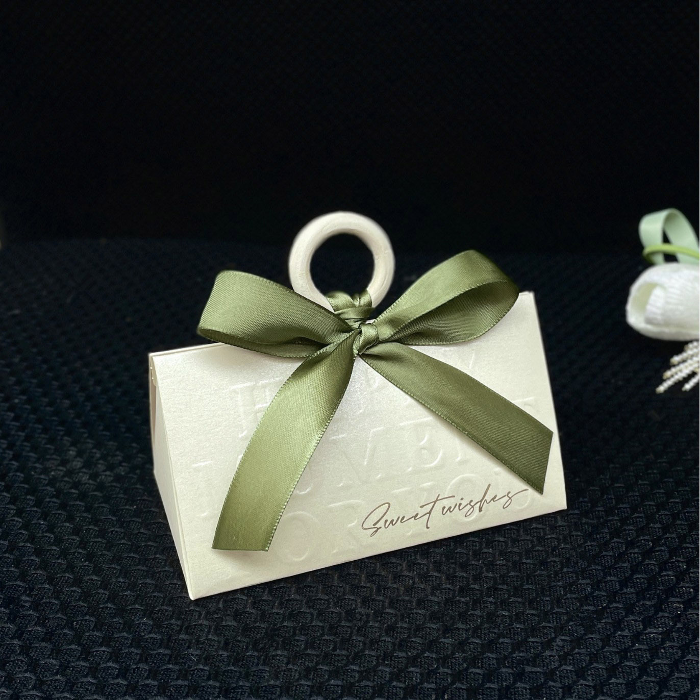 Boîte beige + ruban vert clair