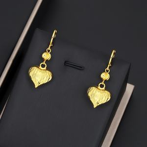 Boucles d'oreilles pendantes en laiton plaqué or 24 carats pour femmes, motif cœur, vente en gros usine Jxx - Product Image 3