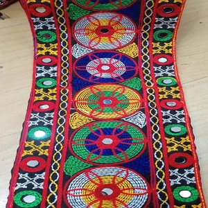 Diseño de encaje bordado y embellecido hecho a medida. Presenta colores vibrantes y patrones intrincados para el diseñador de moda - Product Image 1