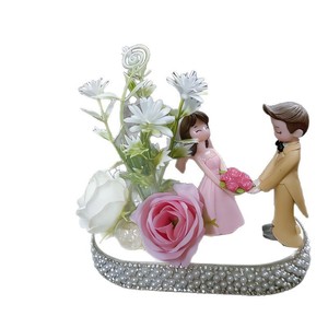 Graziosa Bambola di Coppia per Cruscotto Auto, Ornamento con Base in Strass, Fiore di Rosa Artificiale, Decorazione Romantica per Interni Auto, Regalo di Nozze - Product Image 5