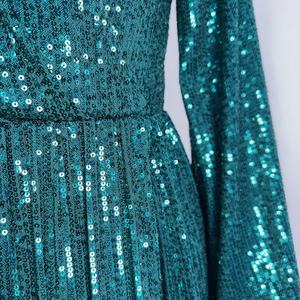 ชุดเดรสปาร์ตี้ผู้หญิง แขนยาว คอวี แต่งเลื่อมวิบวับ ดีไซน์เซ็กซี่  ทรงเข้ารูปเอวบาง  พร้อมดีเทลขาดๆ  ความยาวปานกลาง เหมาะสำหรับงานกลางคืน - Product Image 5