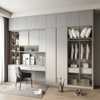 Armoire coulissante moderne avec portes en verre et éclairage LED, armoire de chambre à coucher grise avec tiroirs et étagères, sur mesure