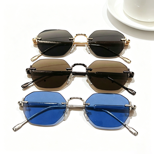 Gafas de Sol Retro Octagonales con Montura Completa Dorada y Blanca, Protección UV400, Montura Metálica Ligera, Lentes Tintadas para Hombres y Mujeres, Uso Diario y Viajes - Product Image 2
