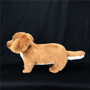 Peluche réaliste de chien saucisson brun avec poitrine et pointe de queue blanches - Product Image 4