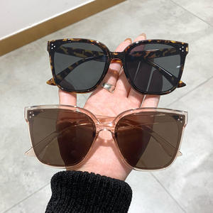 Gafas de Sol de Moda para Mujer E1-6112, Montura Gris de PC, Lentes AC con Protección UV400, Remaches de Puntos, Estilo Moderno para Conducir y Uso en la Calle - Product Image 5