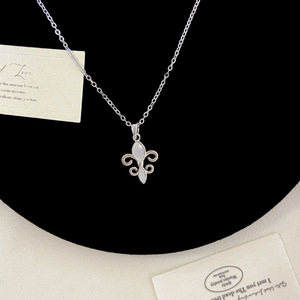 [ Préface de poème ] Collier ras-du-cou en alliage avec pendentif croix style pièce de monnaie ancienne, fleur d'iris naturelle et chaîne à maillons en coquille blanche - Product Image 4