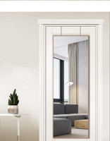 Mode moderne, forme rectangulaire, cadre métallique, miroir sur pied sans poinçon, feuille de verre suspendue au mur pour décoration de mariage