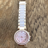 Montre pour femme en or rose avec bracelet en acier inoxydable, lunette en cristal, cadran rose brillant, montre-bracelet à quartz tendance pour soirée