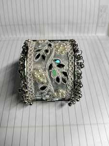 Brazalete Textil Bordado con Perlas, Trabajo de Espejo y Detalles Metálicos Decorativos - Product Image 3