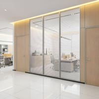 Cloison modulaire hygiénique de 84 mm à double vitrage avec persiennes intégrées et structure en acier – Cloison insonorisée pour bureaux
