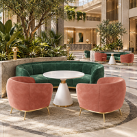 Meubles de hall d'hôtel sur mesure, canapé incurvé rembourré, fauteuil lounge et ensemble de table basse ronde pour projets hôteliers