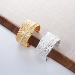 Brazalete Abierto Grueso de Latón con Baño de Oro PVD de Nuevo Diseño DOZM para Mujer, Estilo Martillado Irregular, a la Moda - Product Image 6