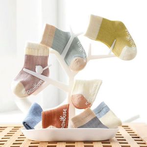Vente en gros de chaussettes de <span class=keywords><strong>0</strong></span> à <span class=keywords><strong>3</strong></span> <span class=keywords><strong>mois</strong></span> avec logo personnalisé Chaussettes en coton antidérapantes pour bébé - Product Image 4