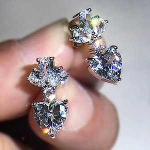 Orecchini Pendenti a Cuore con Zirconia Cubica, Eleganti e Raffinati Ornamenti per le Orecchie da Donna - Product Image 4