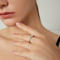 CZCITY Bague Classique Élégante pour Femme en Argent Sterling 925 avec Moissanite VVS D Taille Émeraude, Idéale pour Cadeaux de Mariage