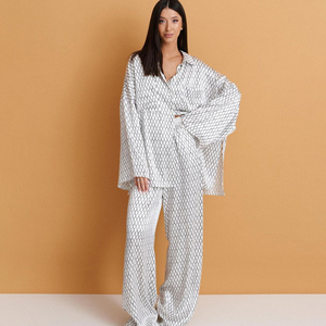 Stile alla moda <span class=keywords><strong>pantaloni</strong></span> larghi larghi stile Casual in raso bianco manica lunga autunno Set <span class=keywords><strong>pantaloni</strong></span> e <span class=keywords><strong>camicia</strong></span> da donna - Product Image 3