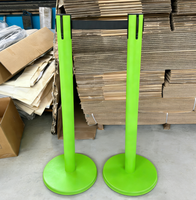 Poteau de guidage rétractable vert vif avec barrière de file d'attente en métal pour le contrôle des foules dans les centres commerciaux, aéroports, hôtels et événements