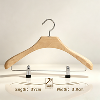 Cintre en bois massif de couleur bois naturel, style classique avec barre horizontale inférieure pour l'affichage de vêtements