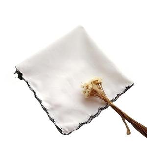 Pañuelo <span class=keywords><strong>de</strong></span> <span class=keywords><strong>Novia</strong></span> Personalizado al por Mayor con Bordado Personalizado, Toalla con Monograma <span class=keywords><strong>de</strong></span> Boda, Borde Festoneado, Servilleta para Damas - Product Image 6