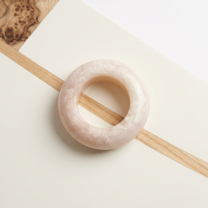 Anneaux de serviette en résine ondulée transparente de qualité supérieure, effet marbre, style contemporain, pour la décoration de table de restaurant ou de mariage. - Product Image 4
