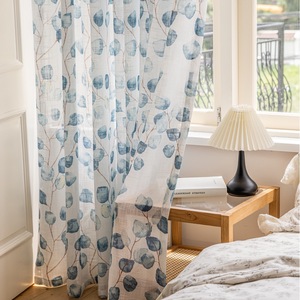 Rideau transparent floral bleu-blanc. Adoucit la lumière, garde les espaces aérés. Parfait pour les chambres et les salons - Product Image 4