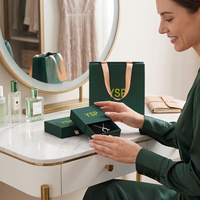 Boîte à tiroir coulissant vert foncé avec logo, conteneur haut de gamme et sac assorti pour présentation de bijoux et colliers