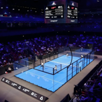Terrain de padel mobile panoramique non destructif en verre fixé sur des plaques d'acier, aucun perçage au sol requis pour les salles de sport
