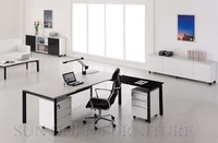 Escritorio Ejecutivo en Forma de L de MDF con Estructura Metálica Negra y Gabinete de Almacenamiento Lateral