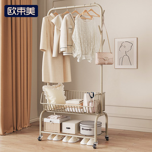 Porte-manteau sur roulettes Ou Shumei, organisateur de vêtements minimaliste sur pied pour chambre à coucher - Product Image 1