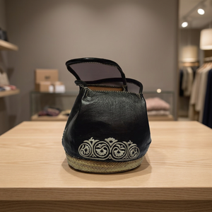 Bolso de Viaje Elegante y Vintage de Piel de Becerro Premium de la Tienda Biyadina, Diseño con Piedras Negras y Plateadas, Cierre de Cremallera, para Mujer - Product Image 3