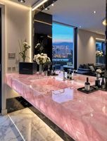Plan de toilette de salle de bain rétroéclairé en quartz rose sur mesure, avec double vasque intégrée en pierre de cristal rose naturelle pour villa de luxe