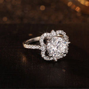 Anello di Fidanzamento Floreale con Pavé per Donne, Elegante Gioiello da Dito alla Moda - Product Image 5