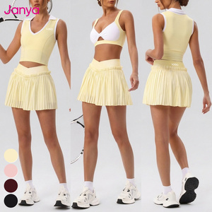 Ensemble de tennis 2 pièces pour femme Janya : Haut court respirant à col polo et col en V en Spandex/Nylon et jupe plissée de golf, color block - Product Image 1