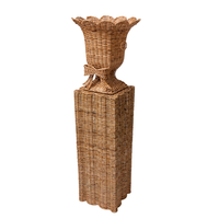 Urne et piédestal en rotin festonné de style Art déco avec nœud pour objets décoratifs d'anniversaire