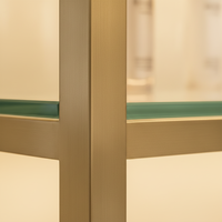 Vitrine de présentation cosmétique moderne sur mesure avec éclairage LED, présentoir à parfums en verre, étagère de vente au détail écologique pour salon de beauté
