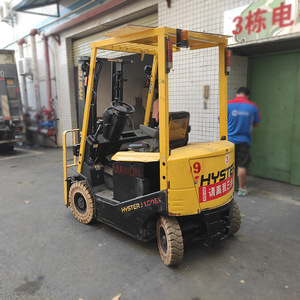 Chariot élévateur électrique Hyster 1,5 tonne, 4 roues, à contrepoids, avec poste de conduite assis, pneus pneumatiques - Product Image 1
