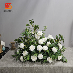 Décoration de mariage élégante, plantes et fleurs artificielles, roses blanches et feuilles vertes, rangée de fleurs pour les événements, fond de scène d'allée - Product Image 5