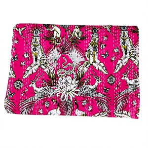 Couverture Kantha artisanale rose bohème imprimée d'animaux et d'oiseaux, décoration d'intérieur, coton fait main pour toutes les saisons - Product Image 1