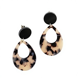 Boucles d'oreilles créoles fantaisie géométriques en résine pour femme, bijoux tendance et élégants pour fêtes et mariages, en acrylique et lucite, style statement - Product Image 4